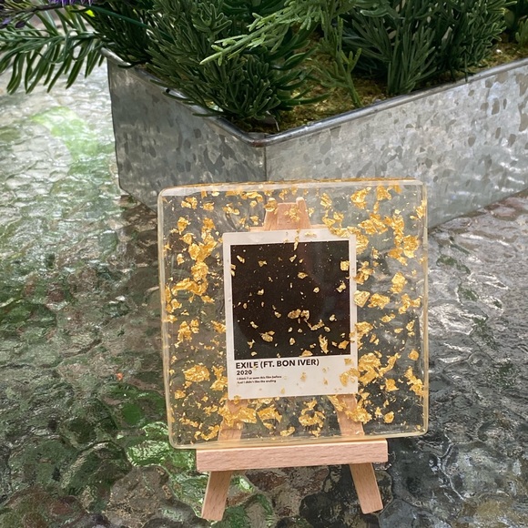 Taylor Swift Exile with Gold Flakes Resin Display Art & Mini Easel - Picture 13 of 14